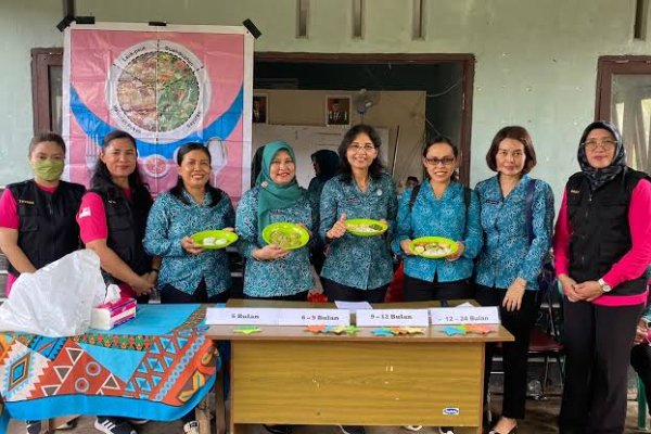 Penyaluran bantuan sembako oleh Pj Ketua TP PKK di Kecamatan Sebangki