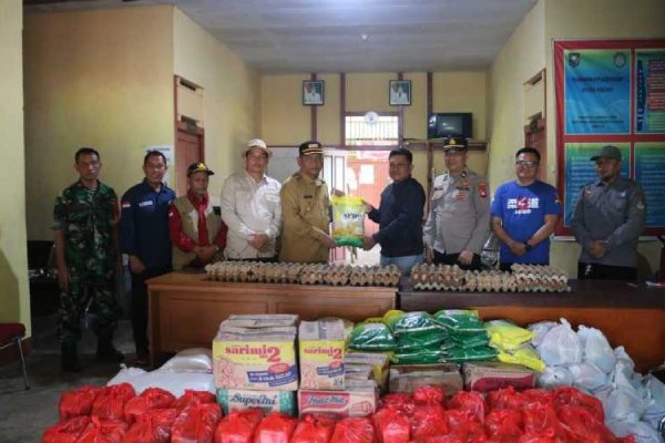 Penyerahan bantuan sembako oleh Pj Bupati Landak di Kecamatan Sebangki